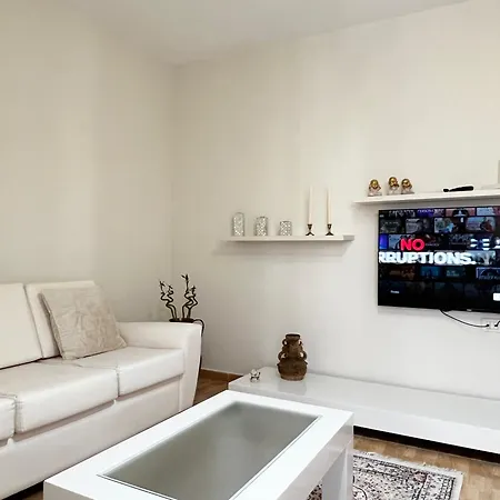 Rebeka's Apartment-myslym Shyri *