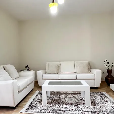 Rebeka's Apartment-myslym Shyri